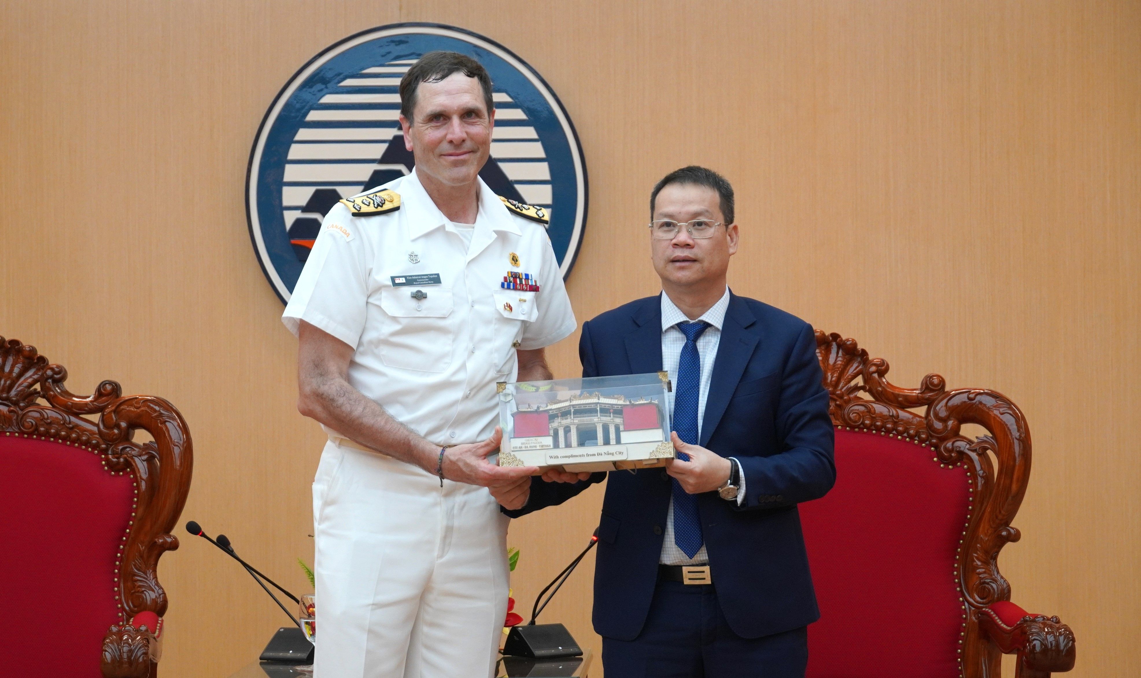 Angus Tong / Đồng An Cách