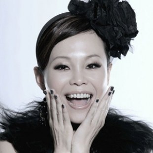 Julia Peng / Bành Giai Huệ