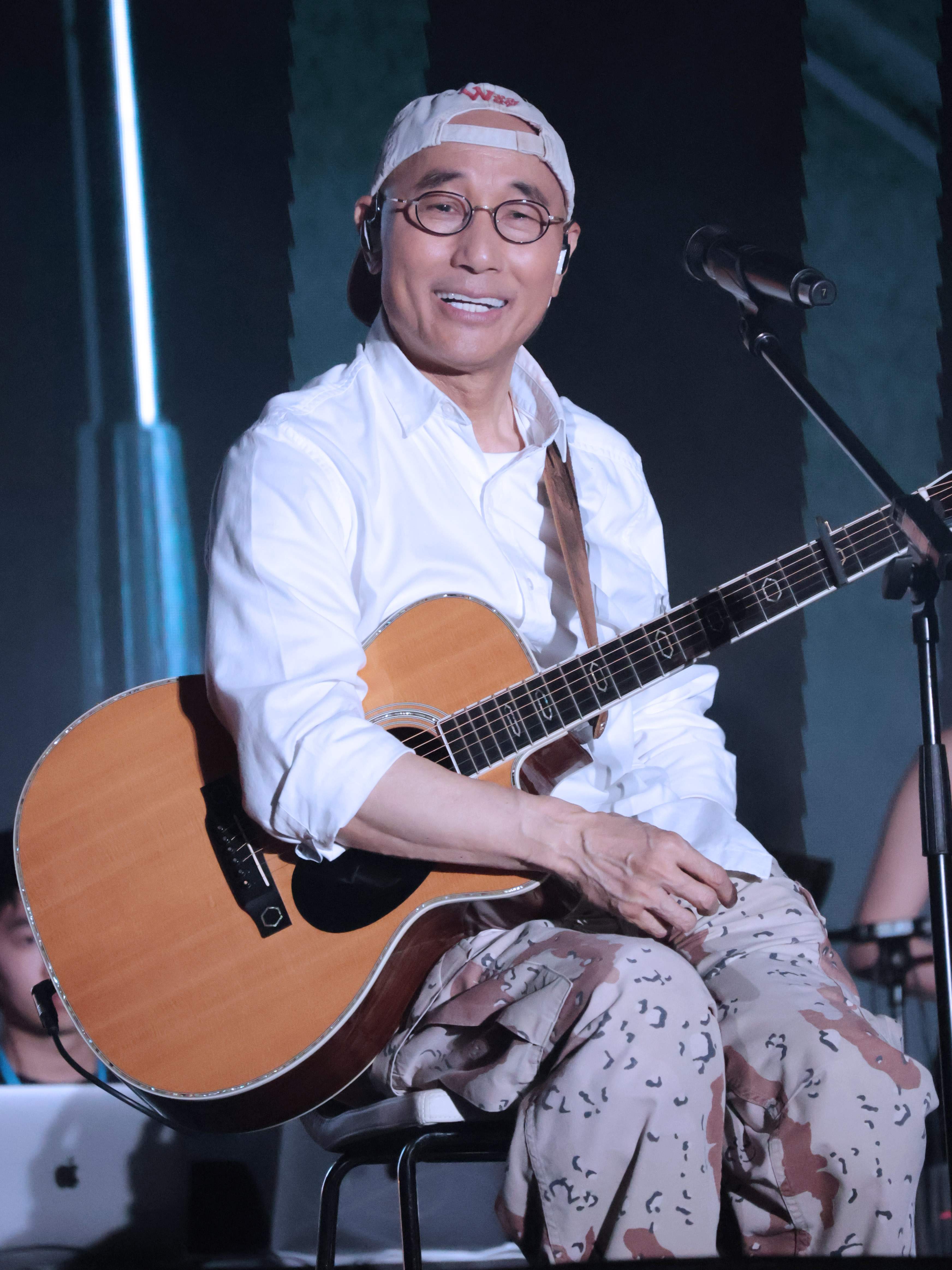 Lowell Lo