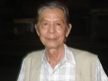 Bên tượng đài Bác Hồ