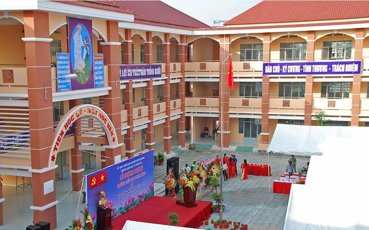 Có Đôi Già Ngồi Bên Nhau Dưới Hiên Nhà