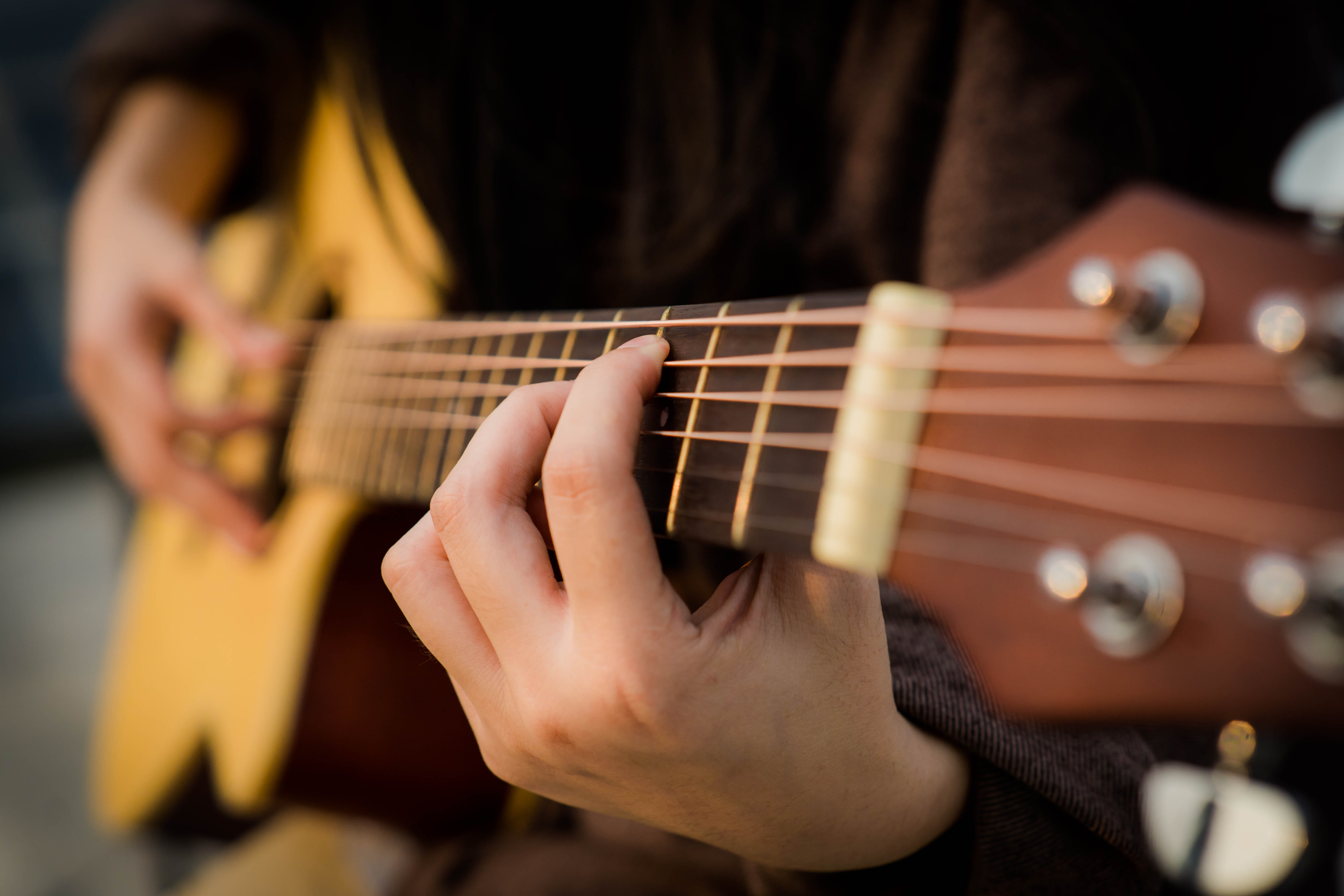 Hướng dẫn chọn đàn guitar cho người mới và ngân sách thấp