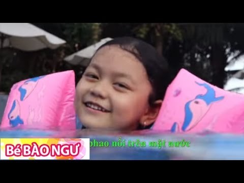 Bé Tập Bơi