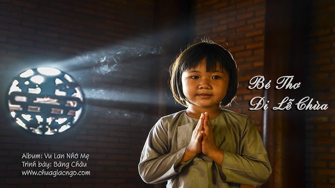 Bé thơ đi chùa