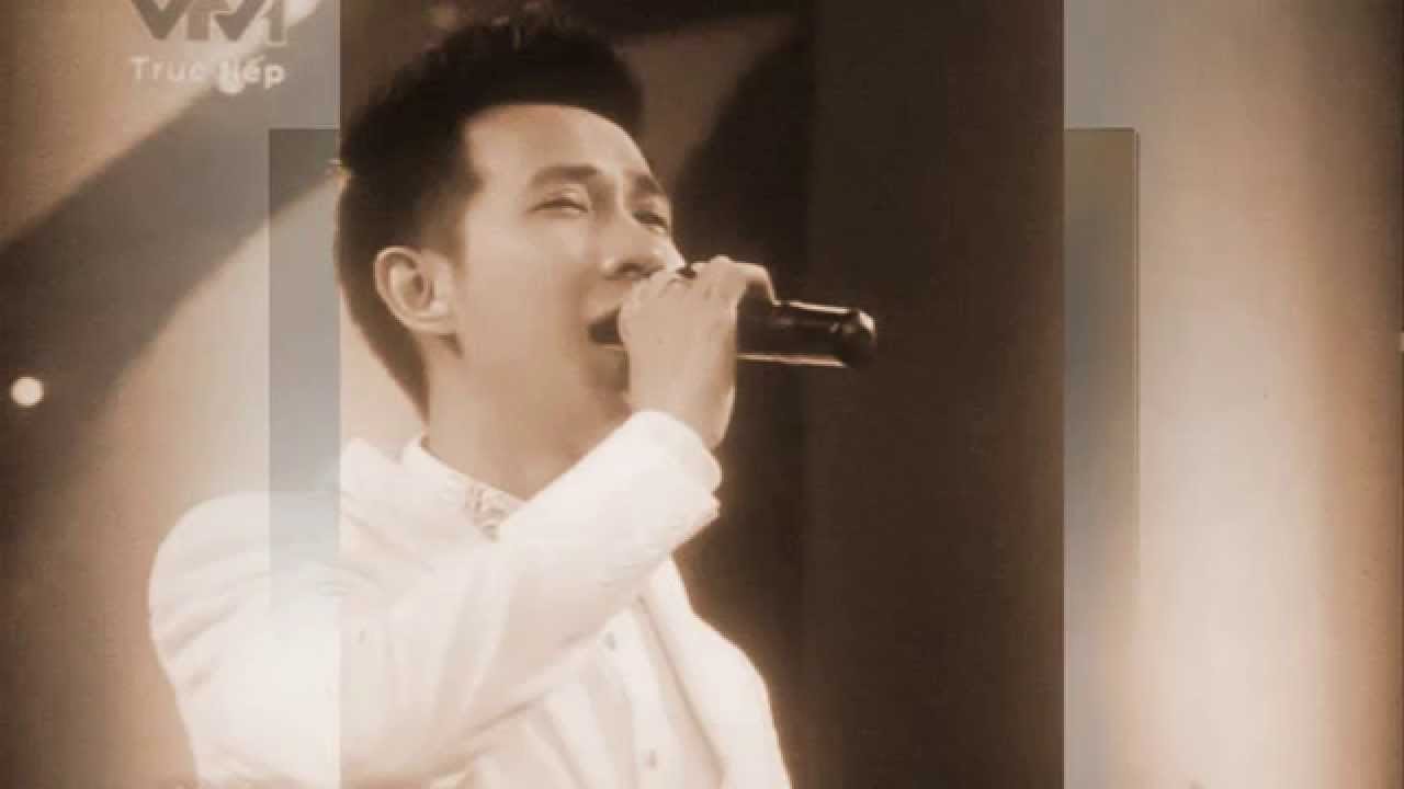 Bên lăng Bác Hồ