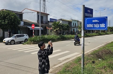 CŨNG VÌ MỖI TỘI ĐƯỜNG XA