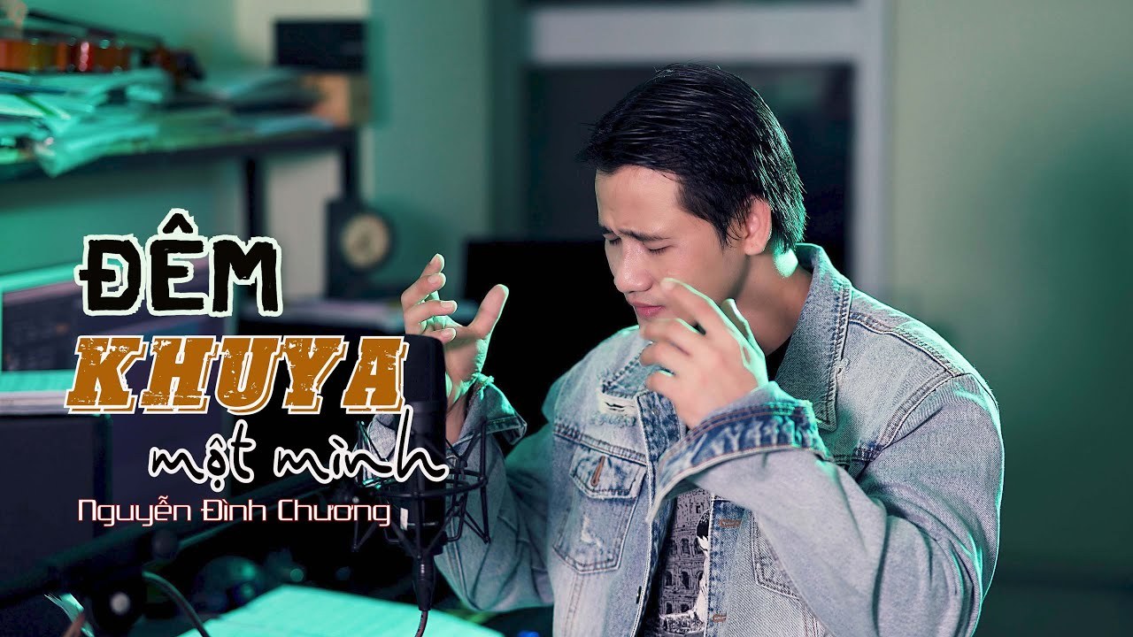 Đêm khuya một mình