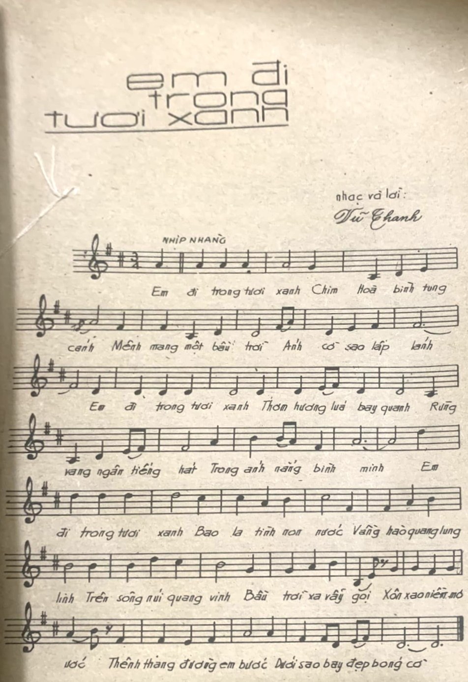 Em đi trong tươi xanh