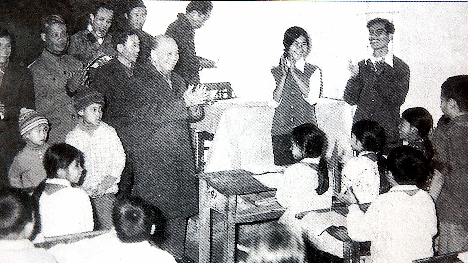 Em đứng giữa giảng đường hôm nay