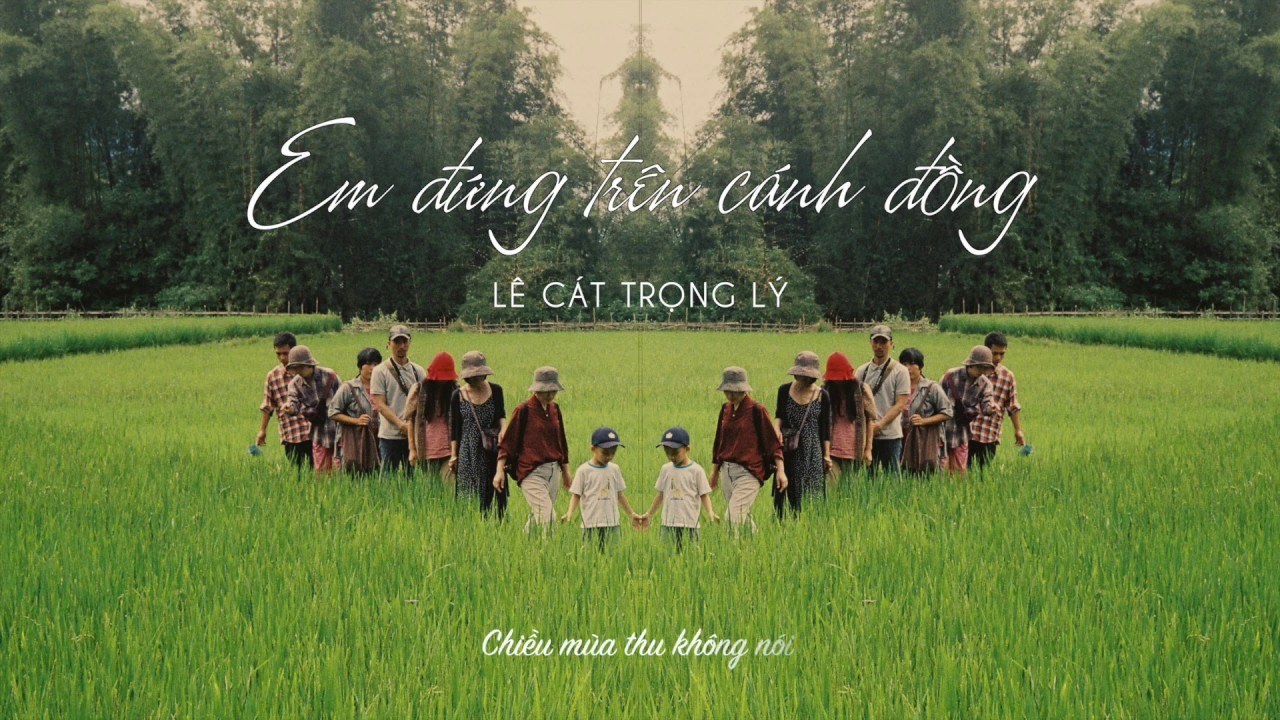 Em đứng trên cánh đồng