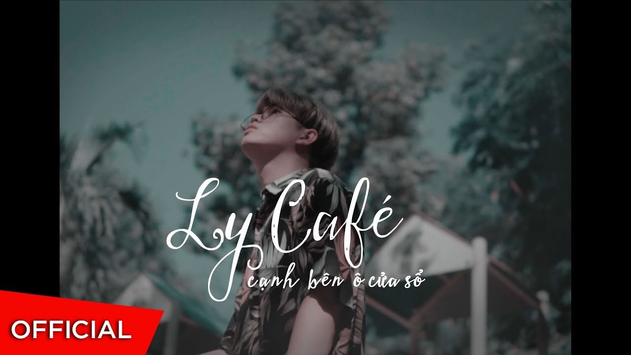 Ly Cà Phê Cạnh Bên Ô Cửa Sổ