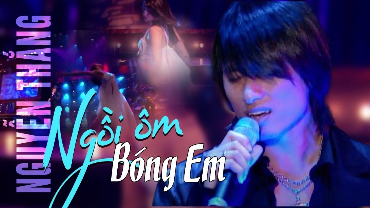 Ngồi ôm bóng em