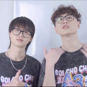 Nụ cười trên tàu điện