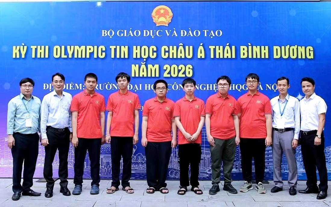 Sinh Viên Rèn Luyện Chữ Tâm