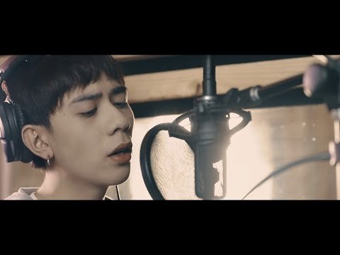 thiệp cưới trên bàn