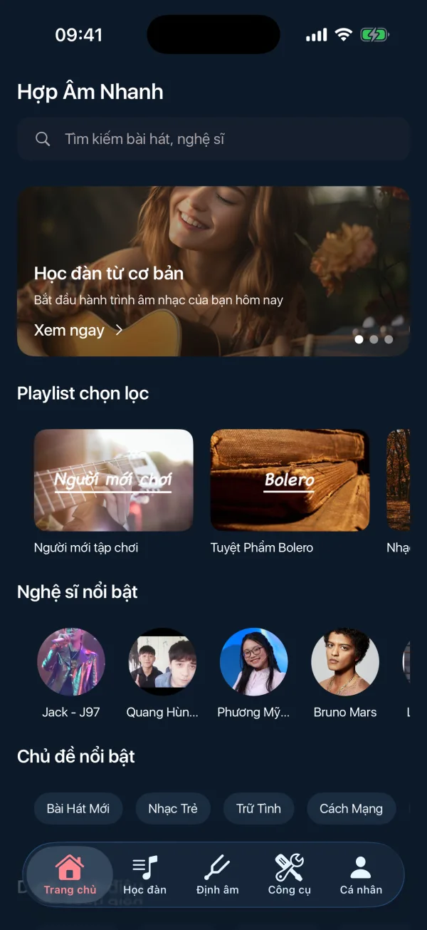 Màn hình chính ứng dụng Hợp Âm Nhanh trên iPhone: ô tìm kiếm bài hát và nghệ sĩ, mục Playlist chọn lọc với