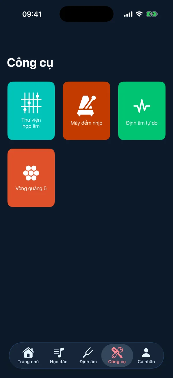 Tab Công cụ trong ứng dụng Hợp Âm Nhanh với bốn ô: Thư viện hợp âm, Máy đếm nhịp, Định âm tự do và Vòng quãng 5